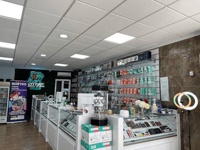 El interior de una tienda llena de muchos productos electrónicos.