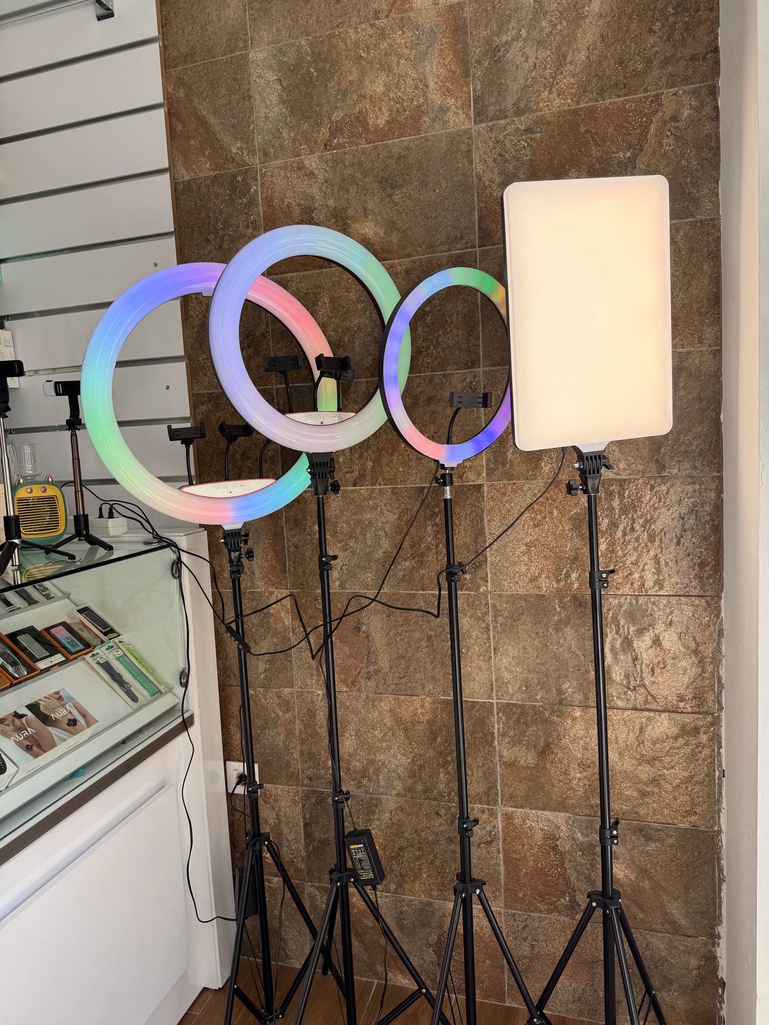 Una fila de luces de anillo colocadas una al lado de la otra en una habitación.
