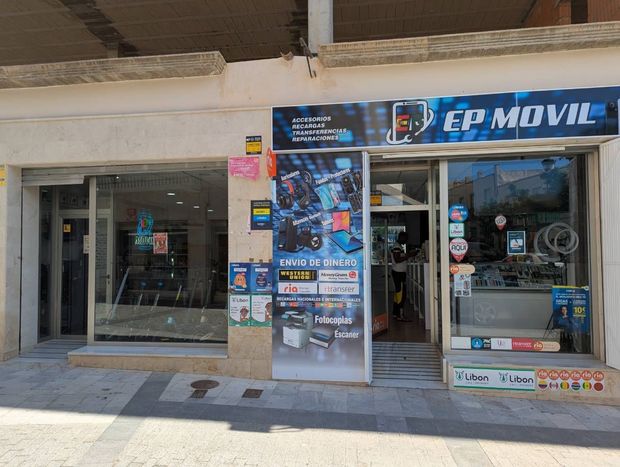 Un escaparate con un cartel que dice ep movil