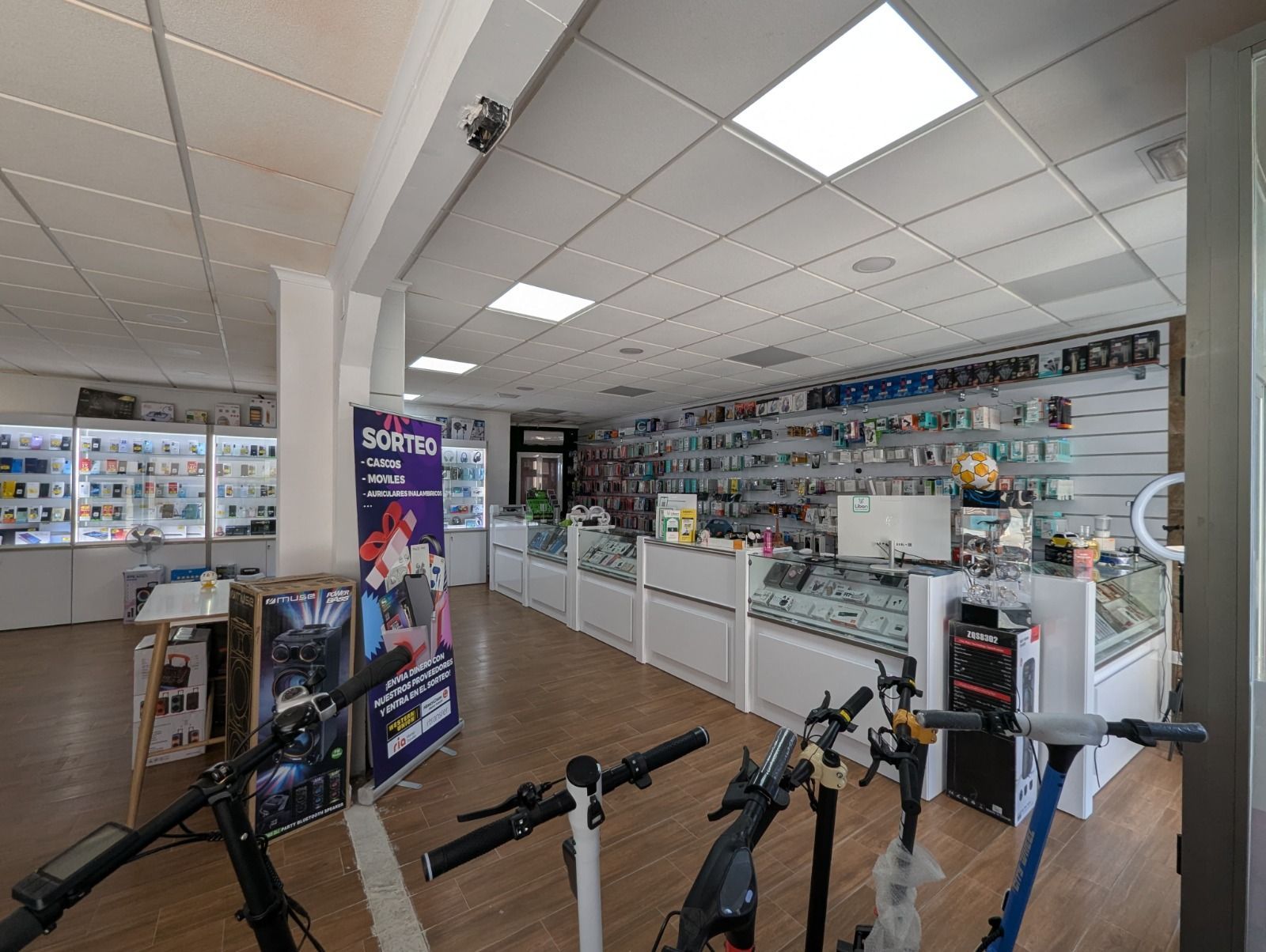 Una tienda llena de muchos scooters y bicicletas.