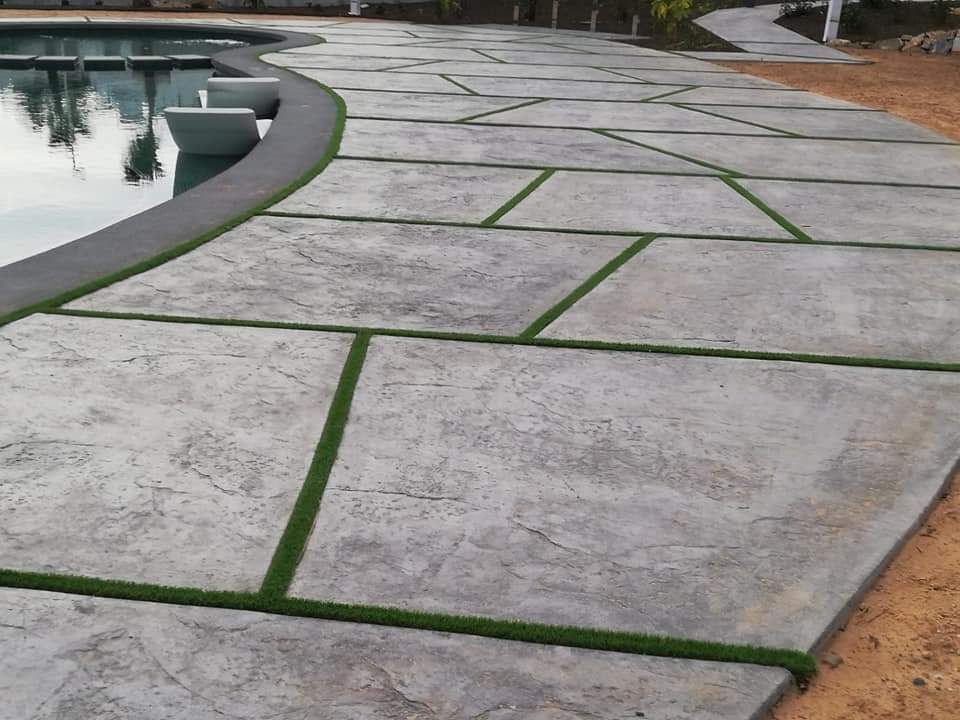 Una pasarela de hormigón junto a una piscina