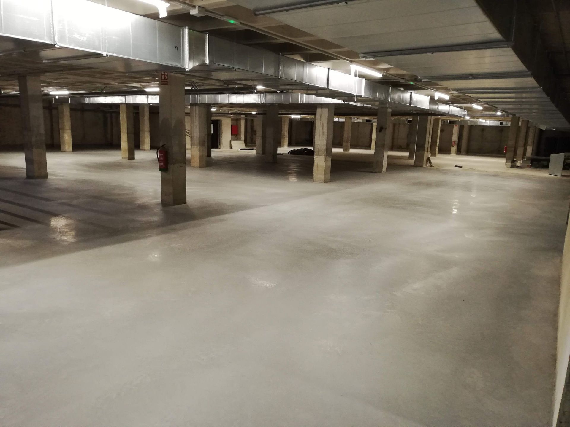 Un gran estacionamiento vacío con muchas columnas.