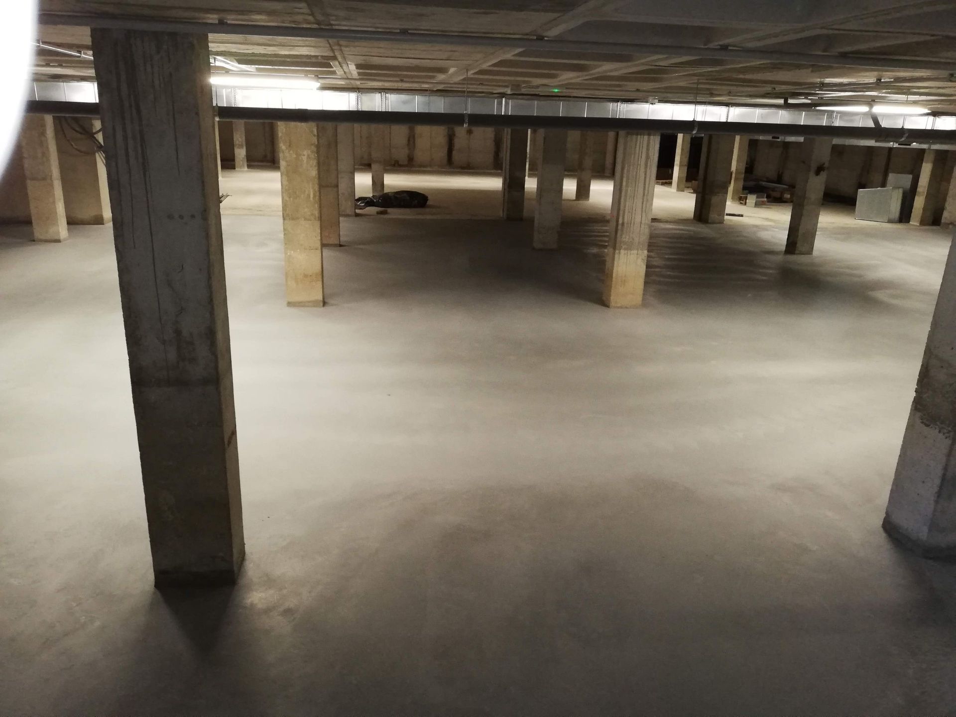 Un piso de concreto en un edificio con columnas