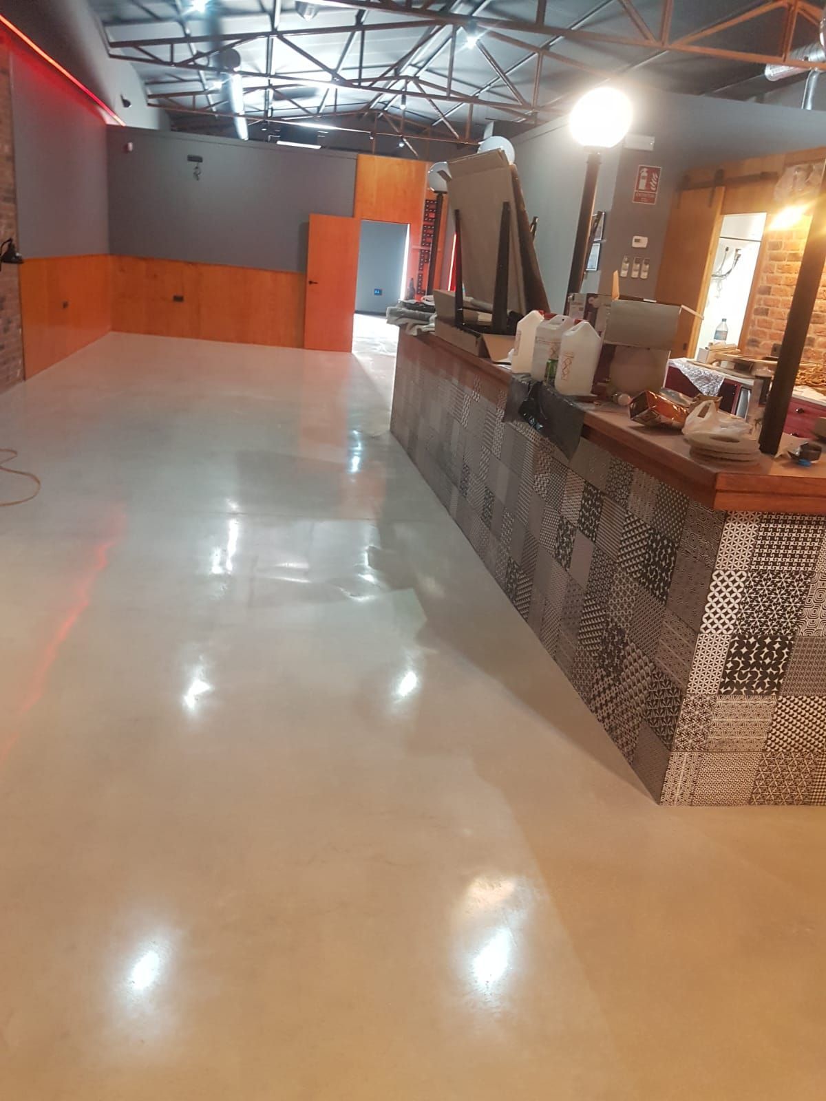 Una gran habitación vacía con un mostrador y una computadora encima.