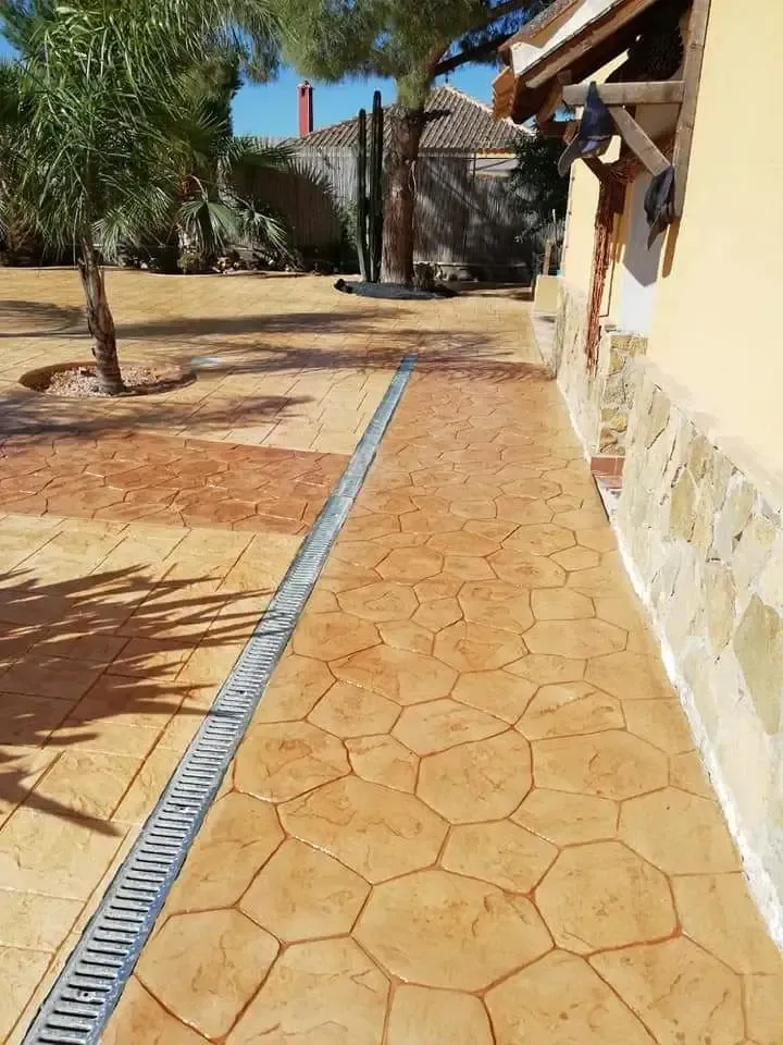 Una pasarela con un desagüe en el medio.