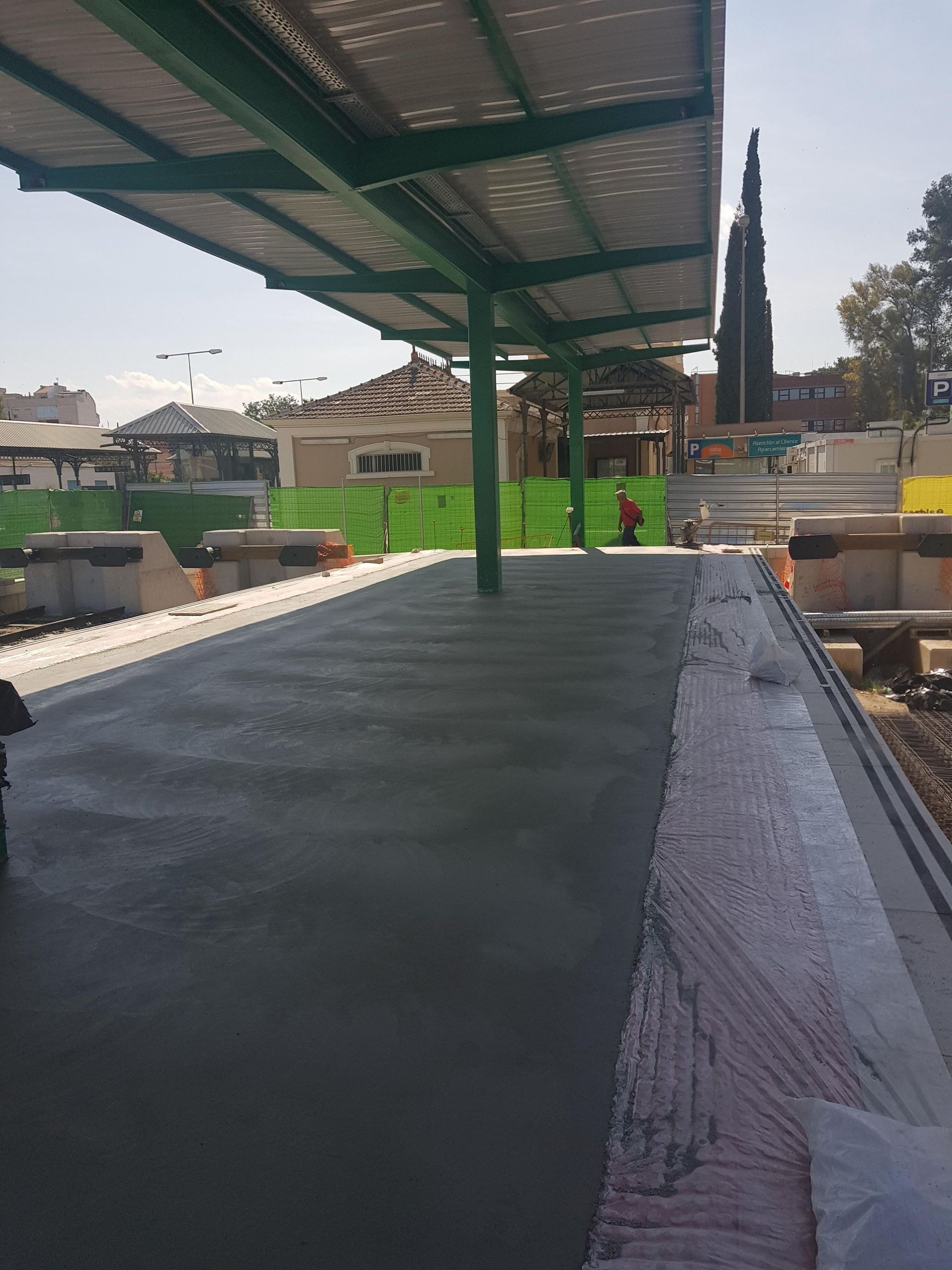 Se está construyendo una plataforma de hormigón con techo verde.