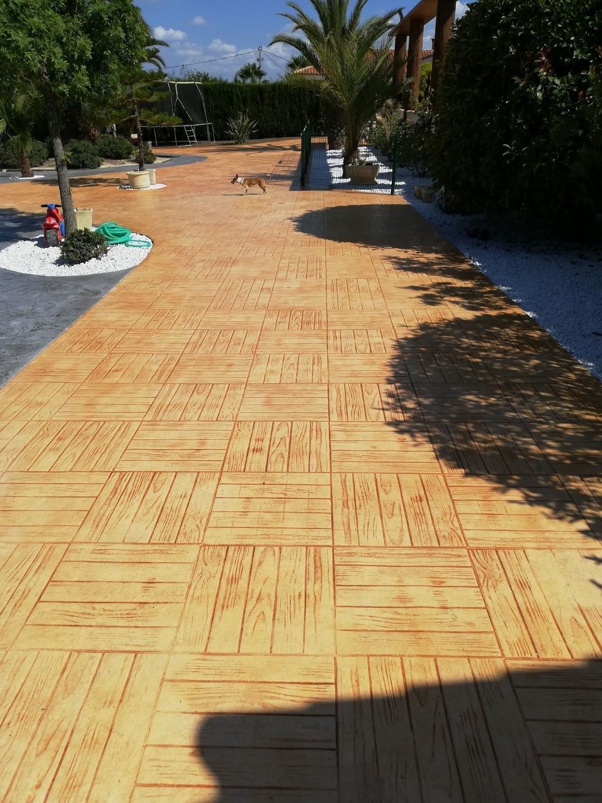 Una pasarela de hormigón que parece un suelo de madera