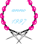 Rosa Blumenkranz mit der Aufschrift „anno 1997“ in Hellblau. Schwarze Details und darunter gekreuzte, silberfarbene Objekte.