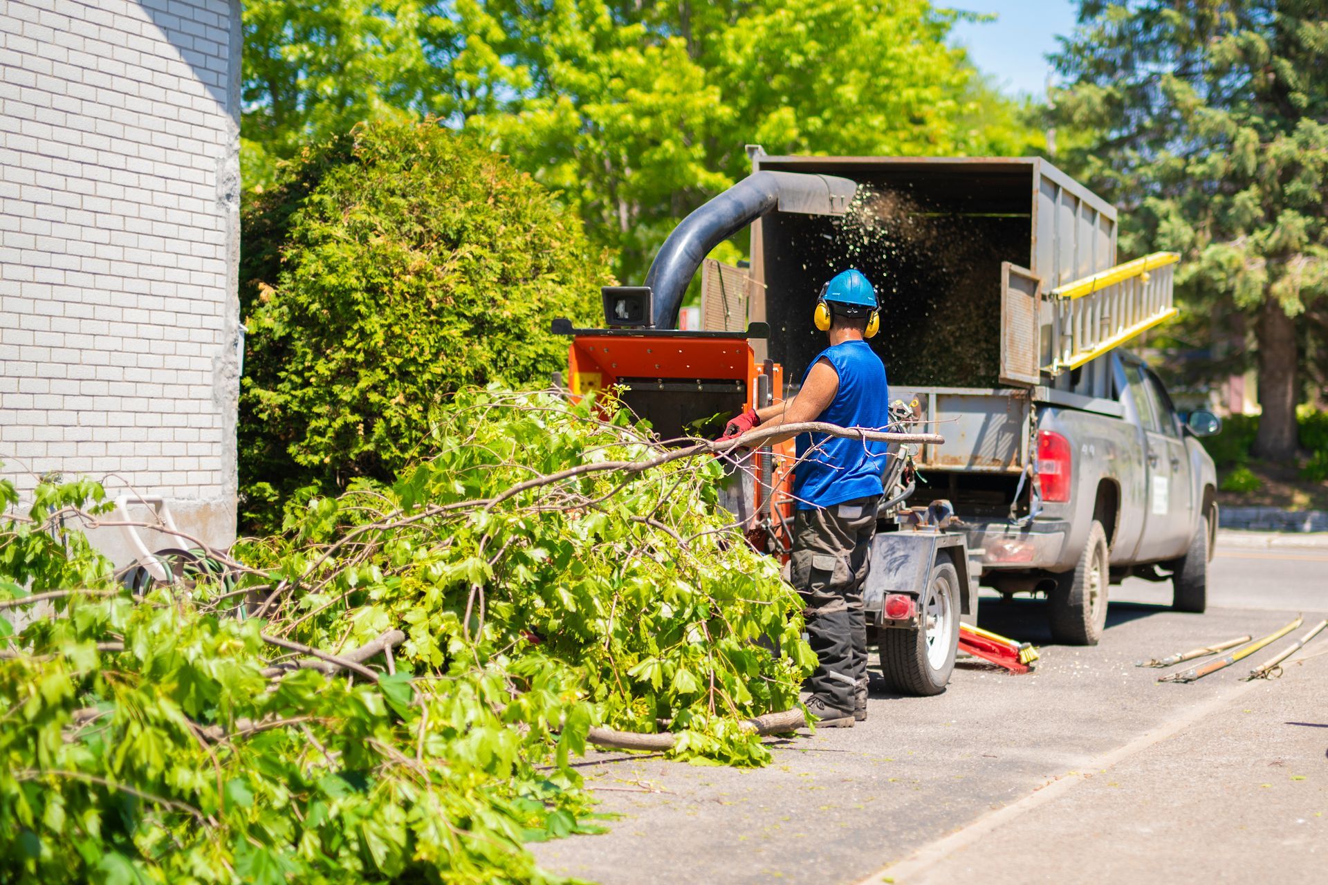Ouvrier en train de broyer les végétaux