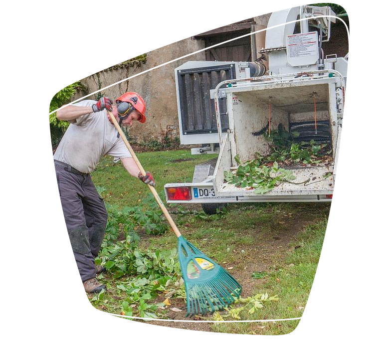 Jardinier entretenant un jardin