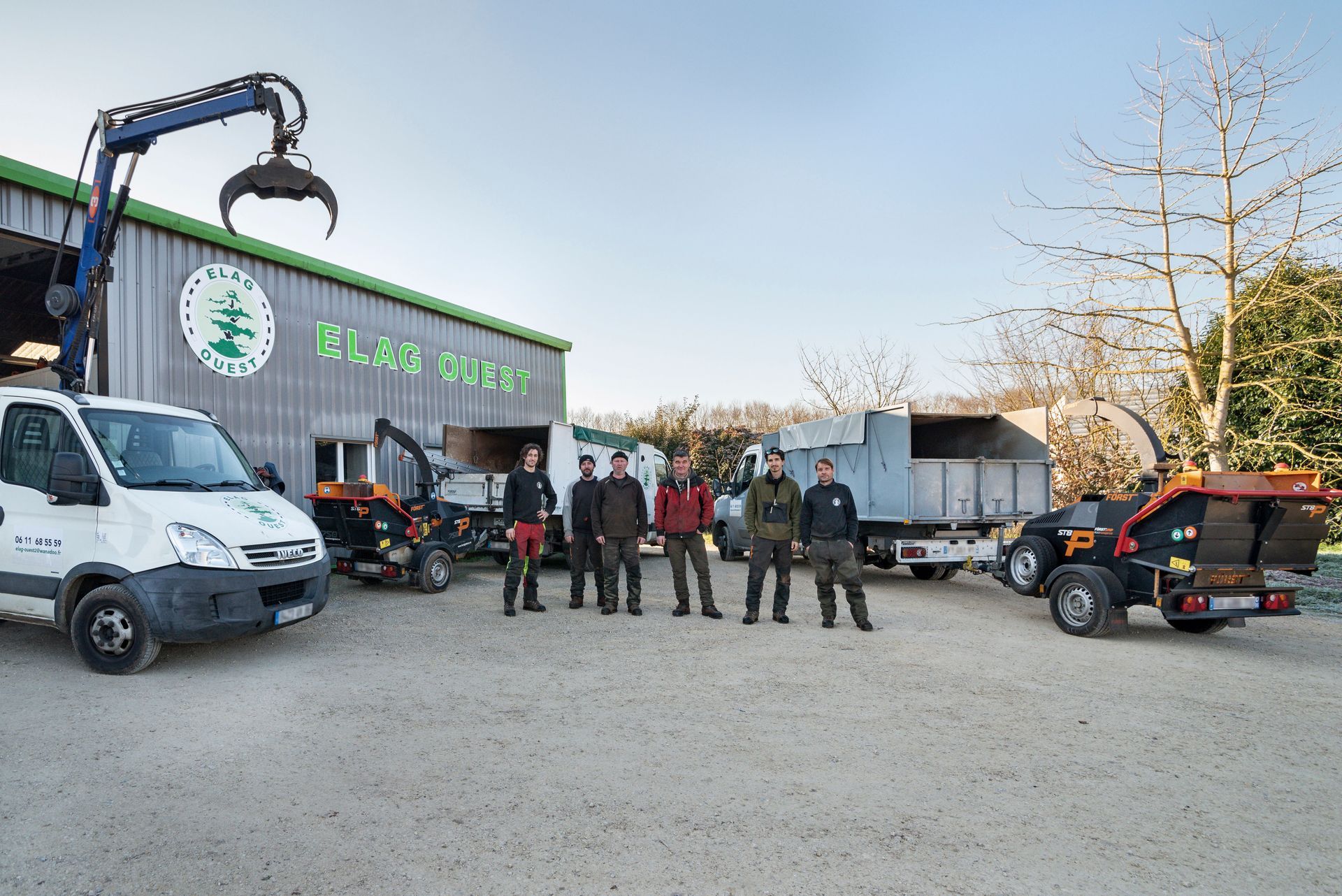 Toute l'équipe d'ELAG OUEST devant l'entreprise