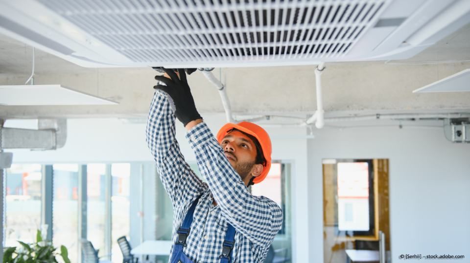 Toni Ansmann, Heizungs- und Lüftungsbau - GmbH, Mitarbeiter installiert Lüftungssystem