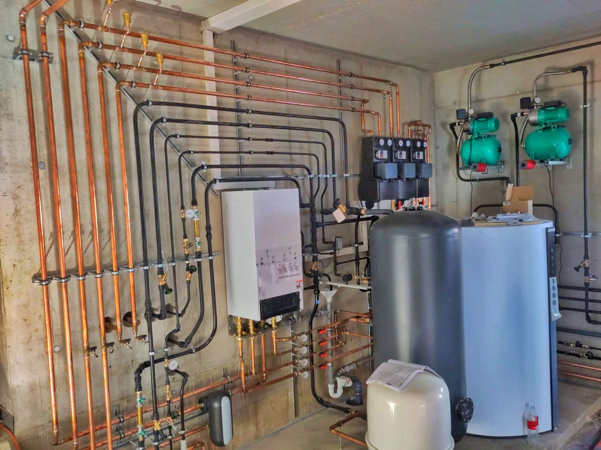 Toni Ansmann, Heizungs- und Lüftungsbau - GmbH, Mitarbeiter am Dach