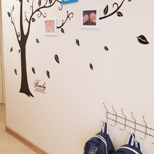 Una pared con un árbol y la palabra familia en él.