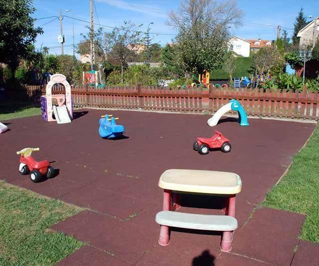 Un parque infantil con una mesa y un tobogán.