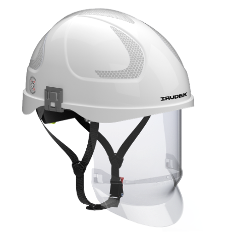 Un casco Ryobi amarillo con protección auditiva incorporada descansa sobre la rama cortada de un árbol al aire libre.