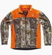 Una persona viste una chaqueta bomber verde oliva y pantalones cargo de camuflaje, y se encuentra de pie.