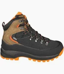 Vista en primera persona de unas piernas apoyadas sobre una superficie rocosa, con botas de montaña color canela.