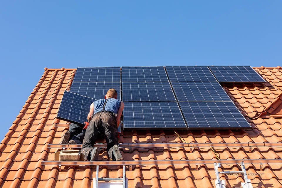 Installation einer Solaranlage auf einem Dach