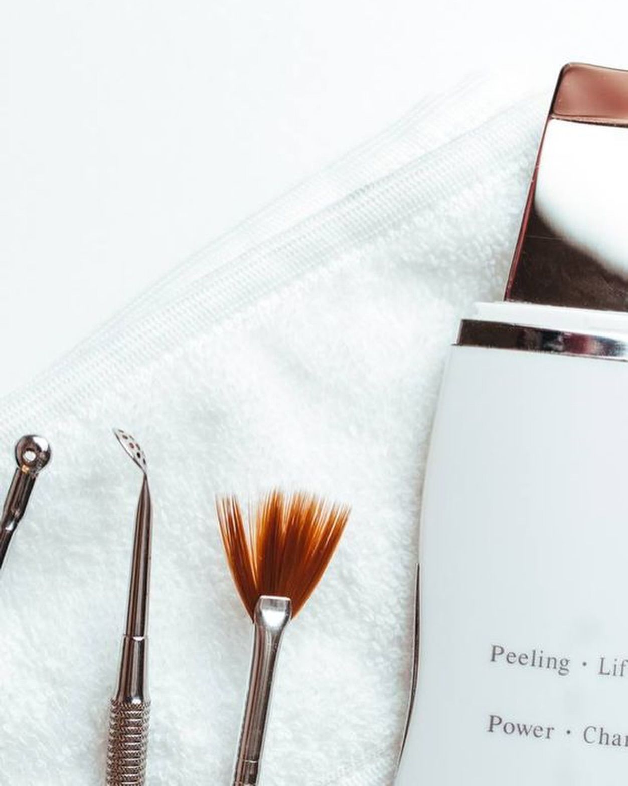 Primer plano de una ceja arreglada y rellena con trazos definidos que imitan el vello.