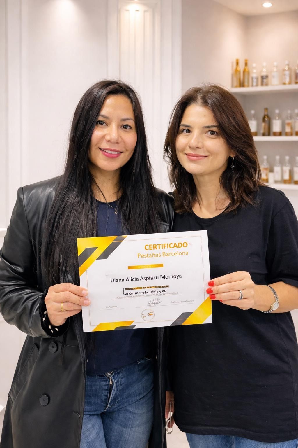 Dos personas sonrientes sostienen juntas un certificado en una habitación con estantes llenos de botellas al fondo.