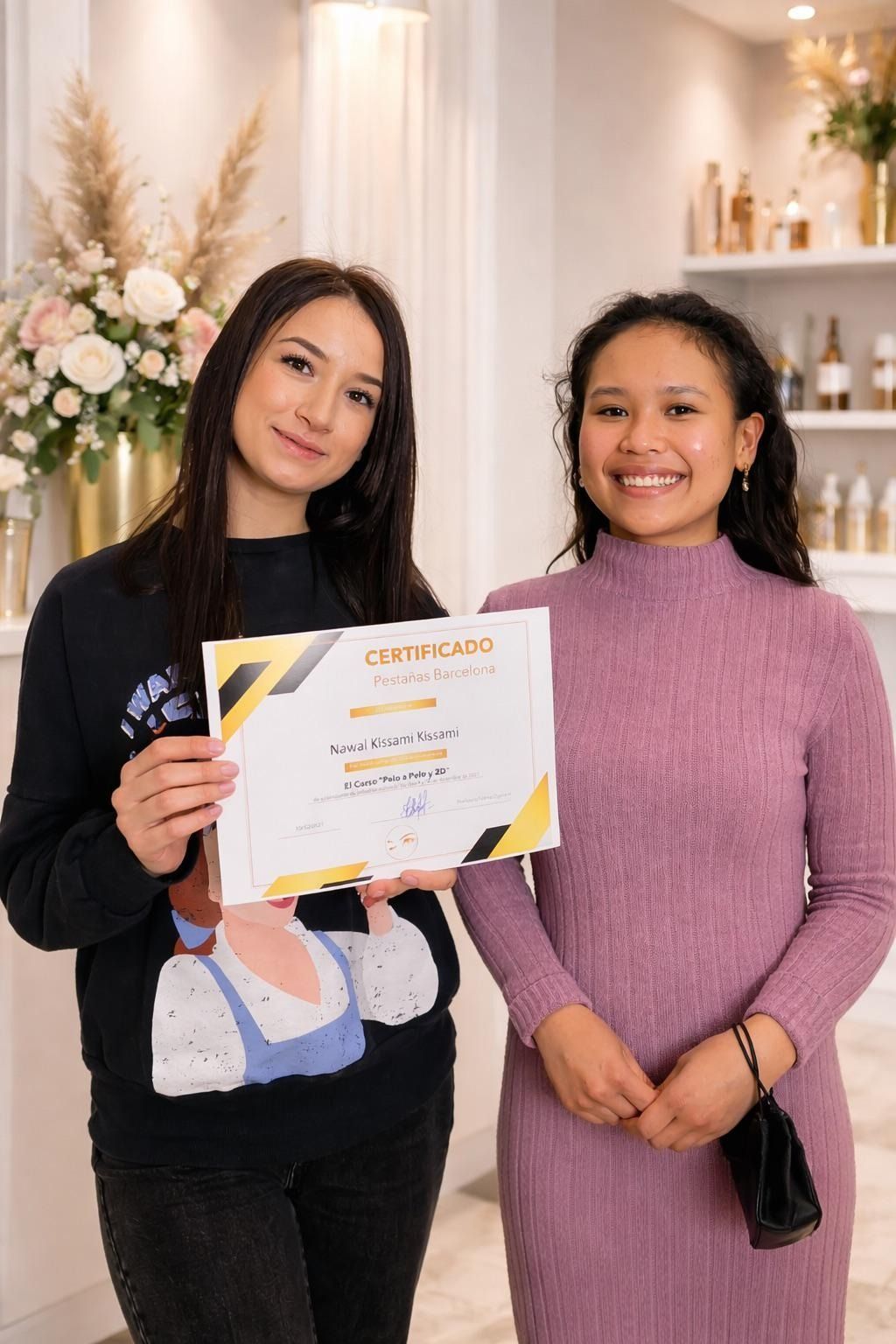 Dos personas están de pie en un estudio sosteniendo un certificado.