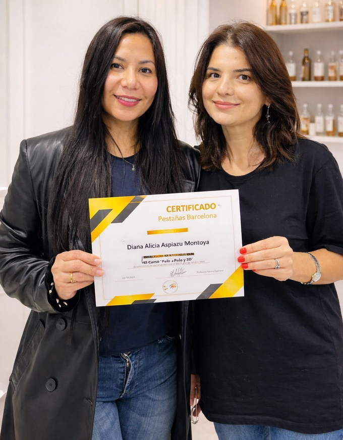 Dos personas de pie, una al lado de la otra, sonriendo y sosteniendo un certificado amarillo y blanco 