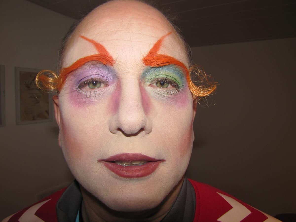 Der Hutmacher mit künstlichen Augenbrauen und kurz vor dem Finale