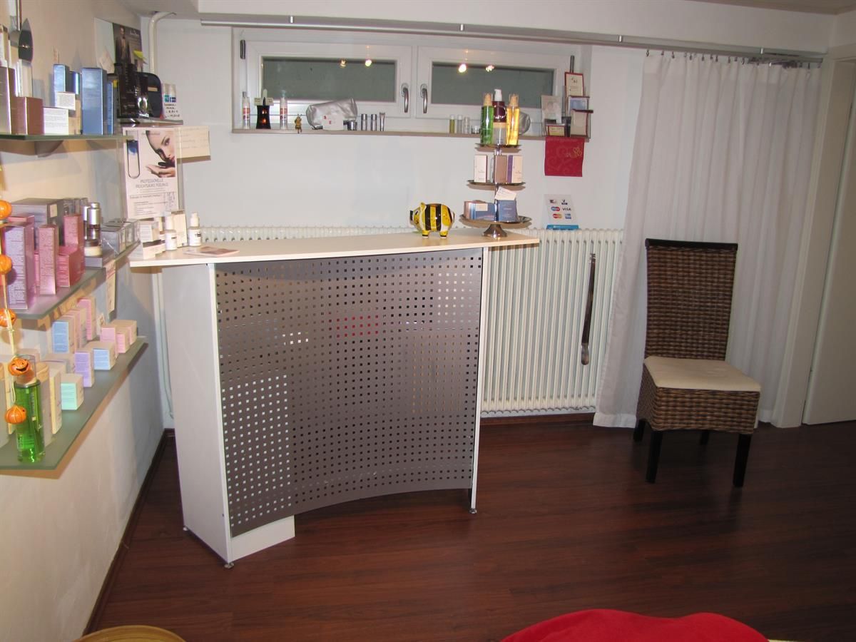 Ein gelber und schwarzer Fisch liegt auf einer Theke in einem Zimmer