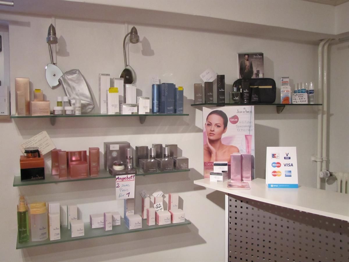 Das Gesicht einer Frau ist auf einem Plakat in einem Schönheitssalon zu sehen