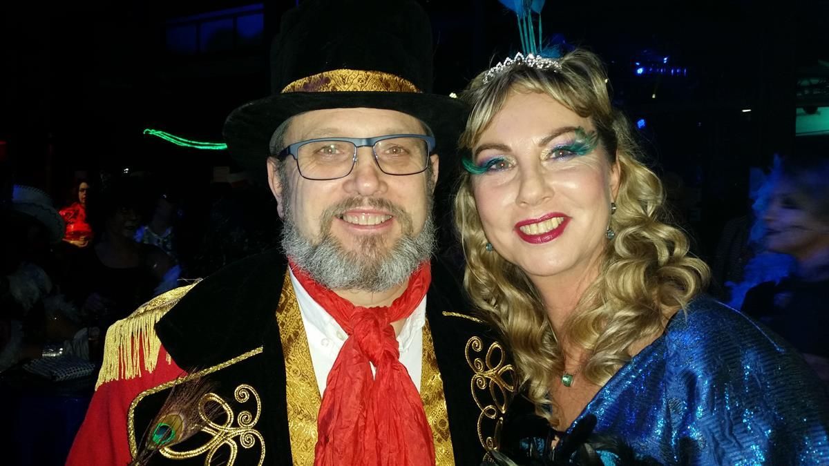 Ein Pfau und ein Zirkusdirektor