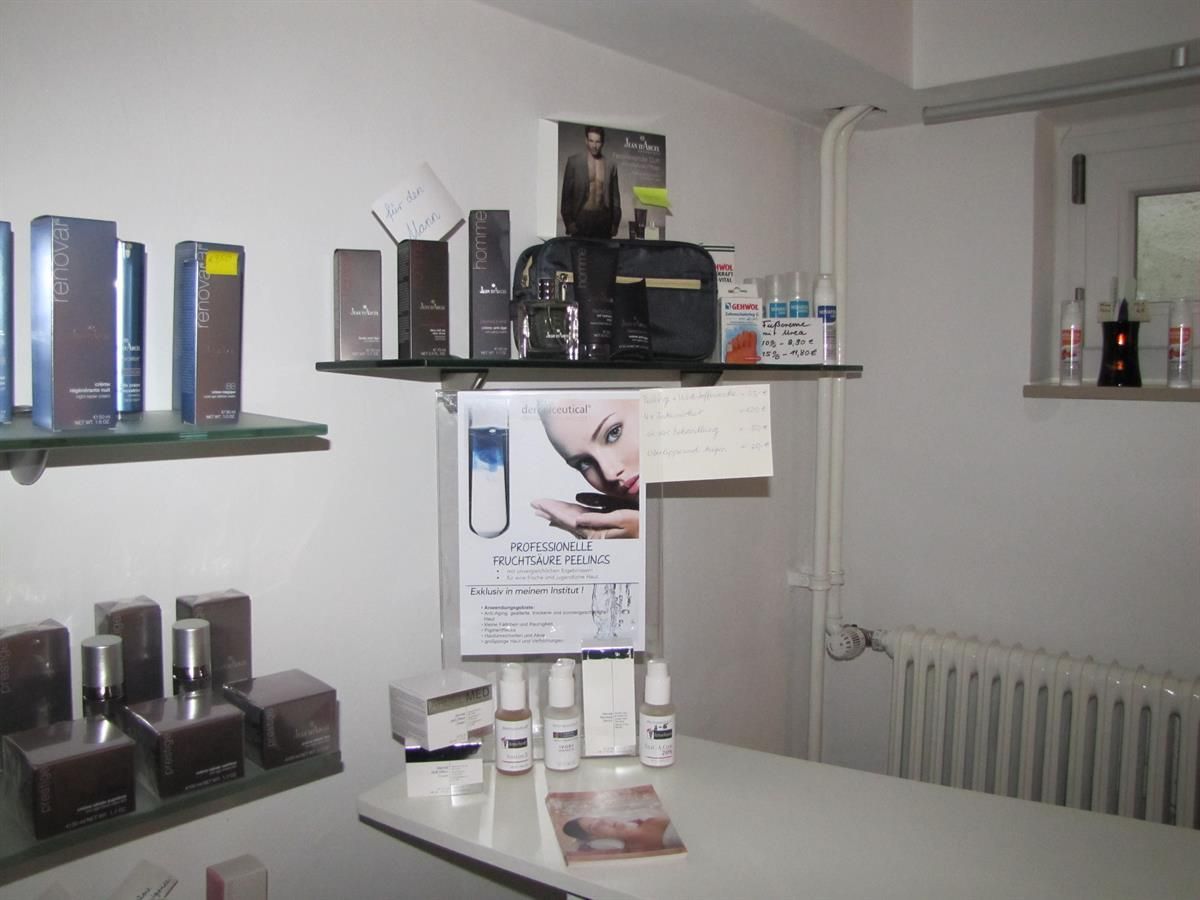 Ein Raum mit einem Regal voller Schönheitsprodukte und einem Schild mit der Aufschrift „a“ darauf