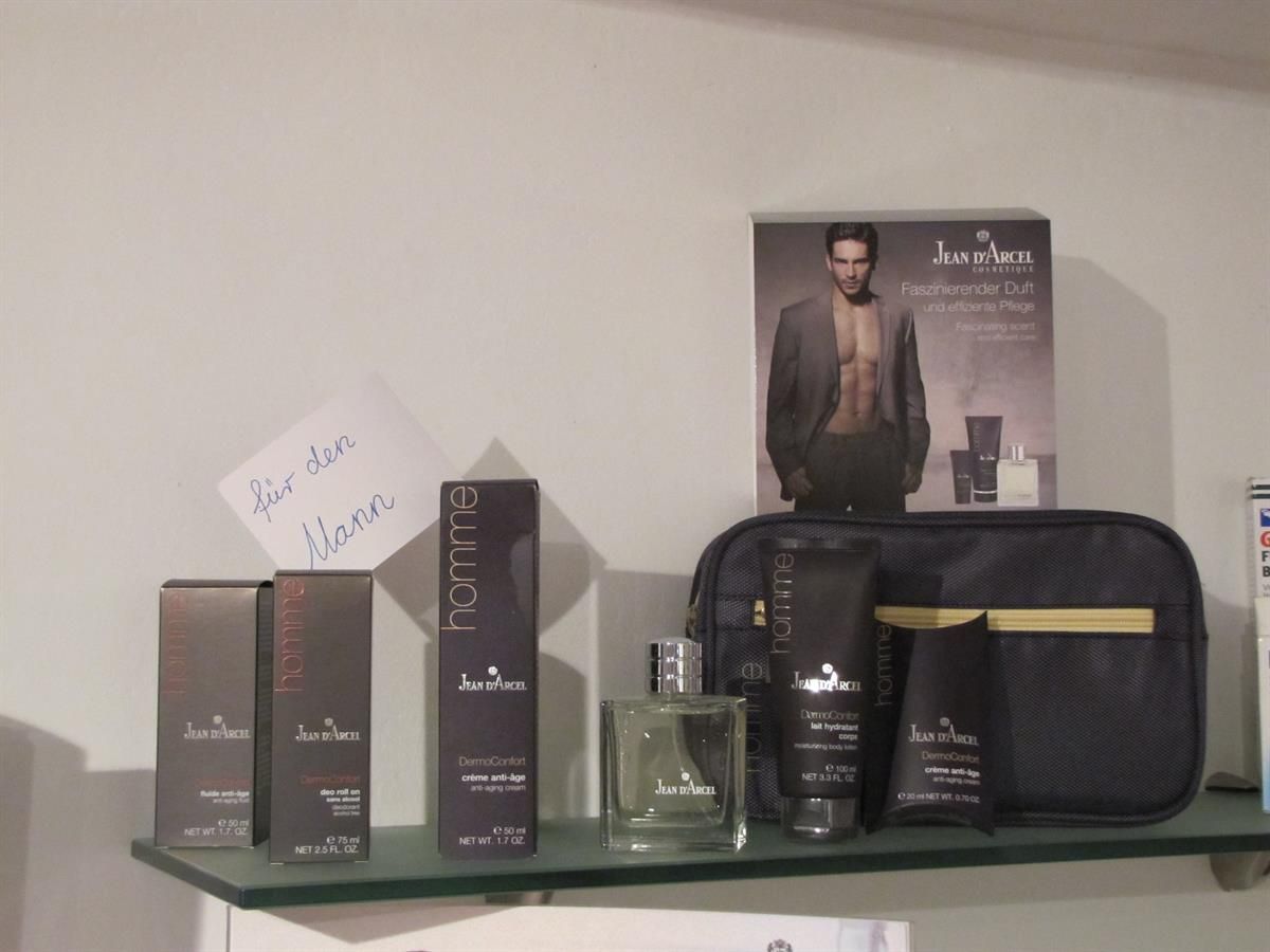 Ein Regal mit einer Parfümflasche und einer Tasche darauf