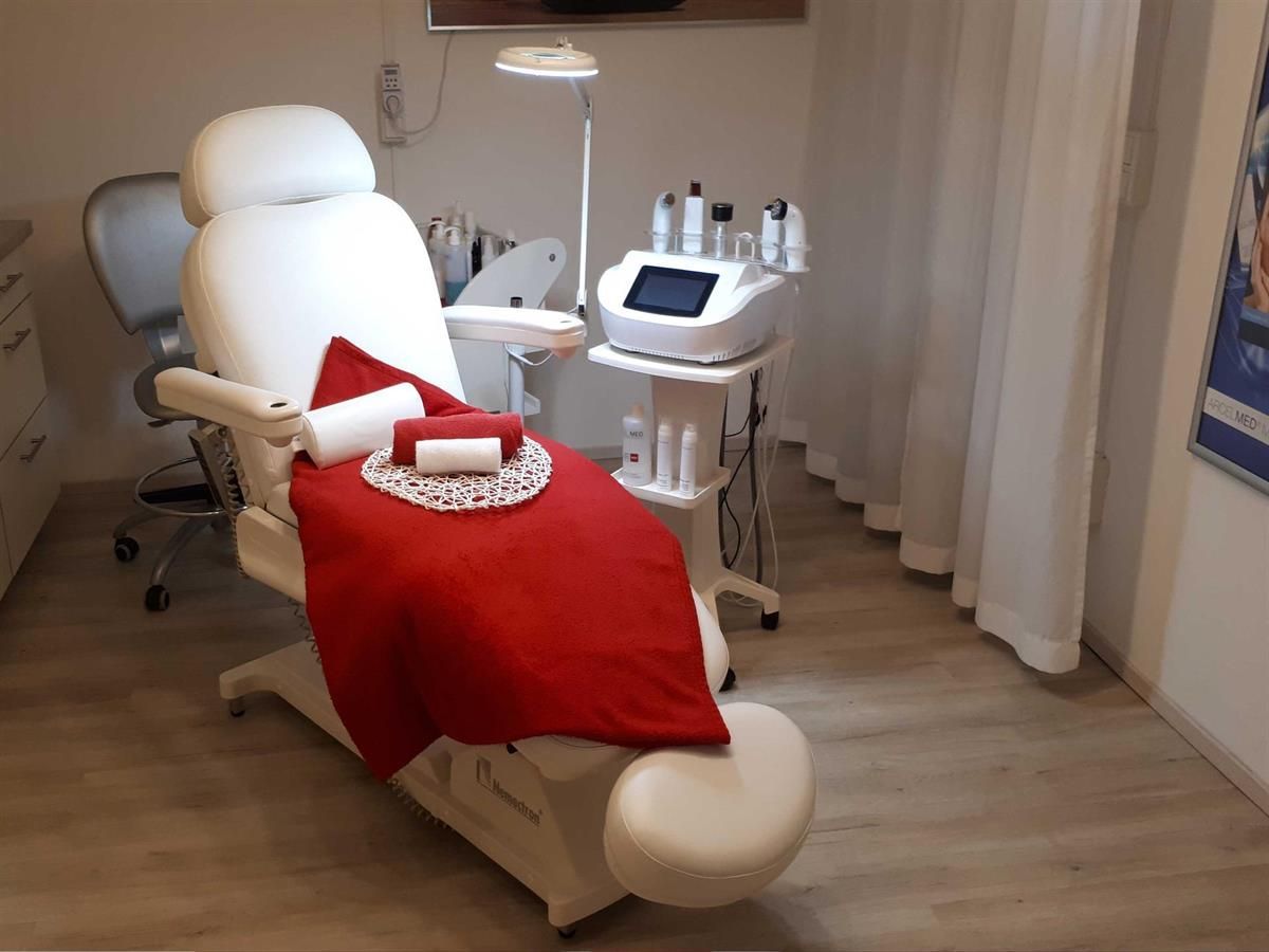 Ein Stuhl mit einem roten Handtuch darauf in einem Zimmer