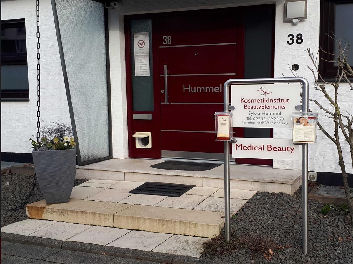 Eine rote Tür mit der Nummer 38 darauf