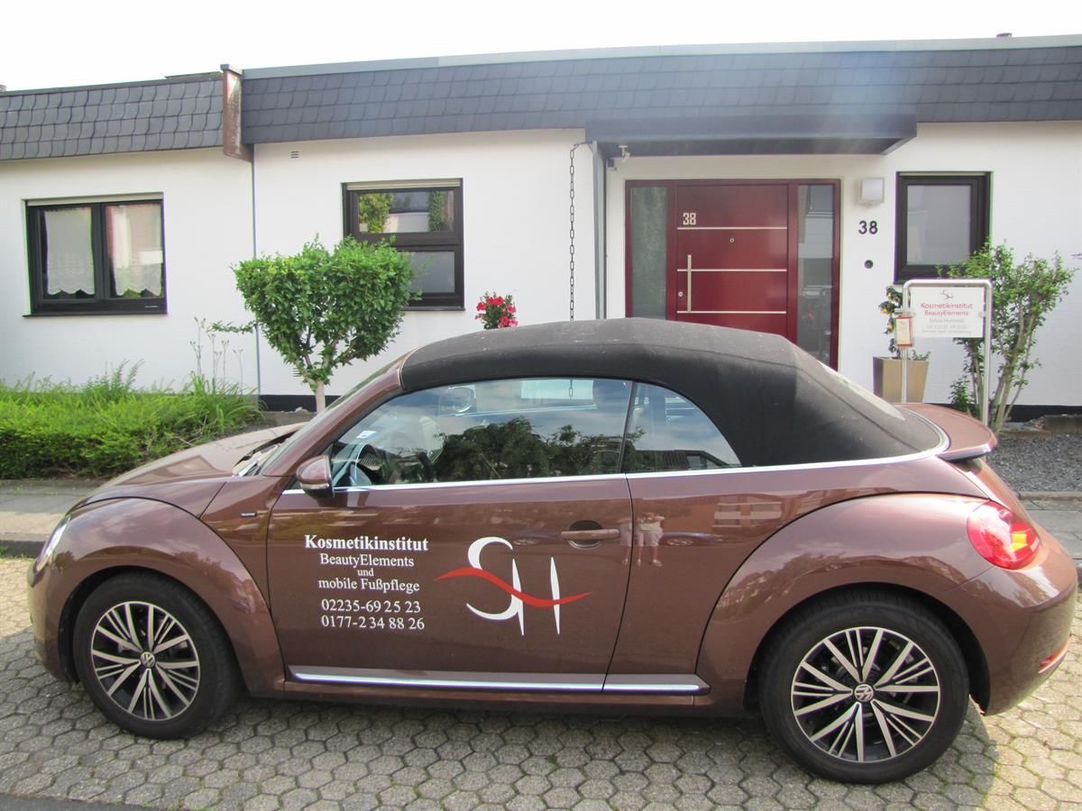 Ein braunes Auto mit der Nummer 15 auf der Seite