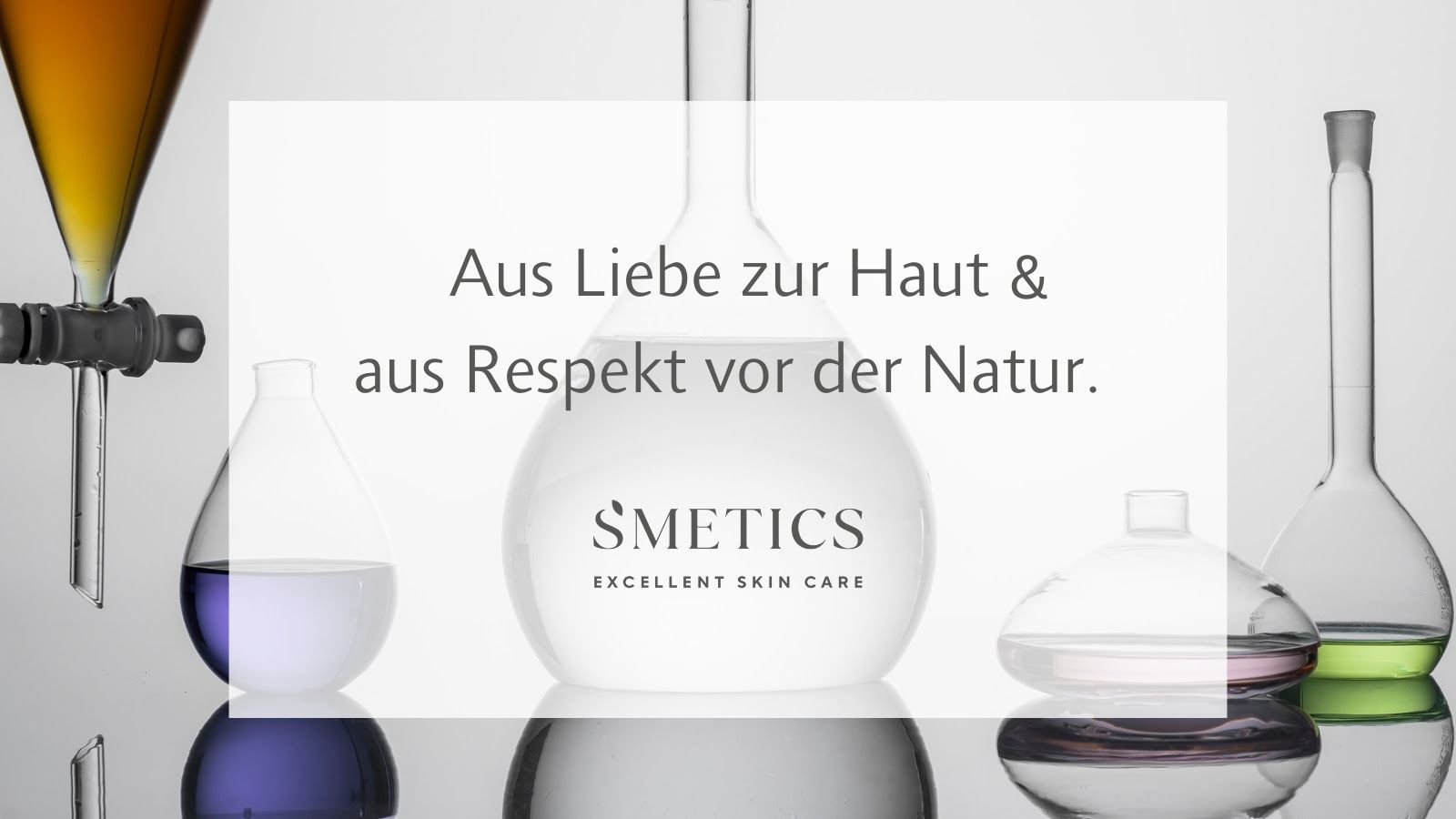 Ein Bild einer Flasche Hautcreme auf weißem Hintergrund.