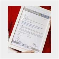 Eine Person hält ein Zertifikat in einem weißen Rahmen.