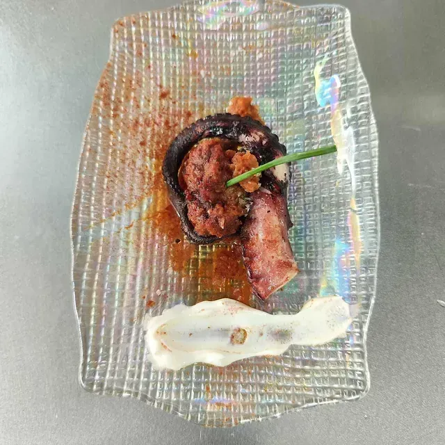 Un primer plano de un plato de comida sobre una mesa.