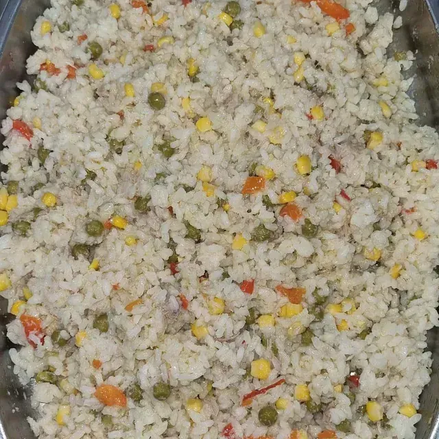 Un primer plano de arroz y verduras en un tazón.