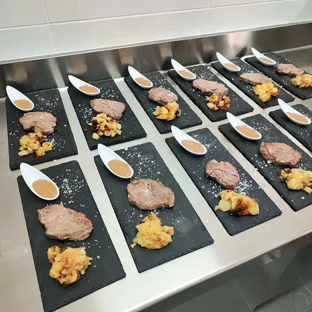 Un montón de platos de comida con cucharas sobre ellos.