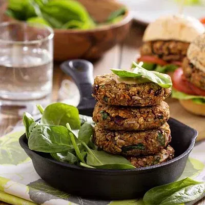 Las hamburguesas se apilan una encima de otra en una sartén.