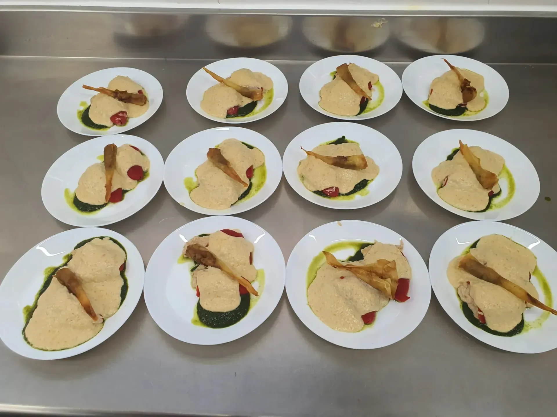 Un montón de platos con comida sobre una mesa.