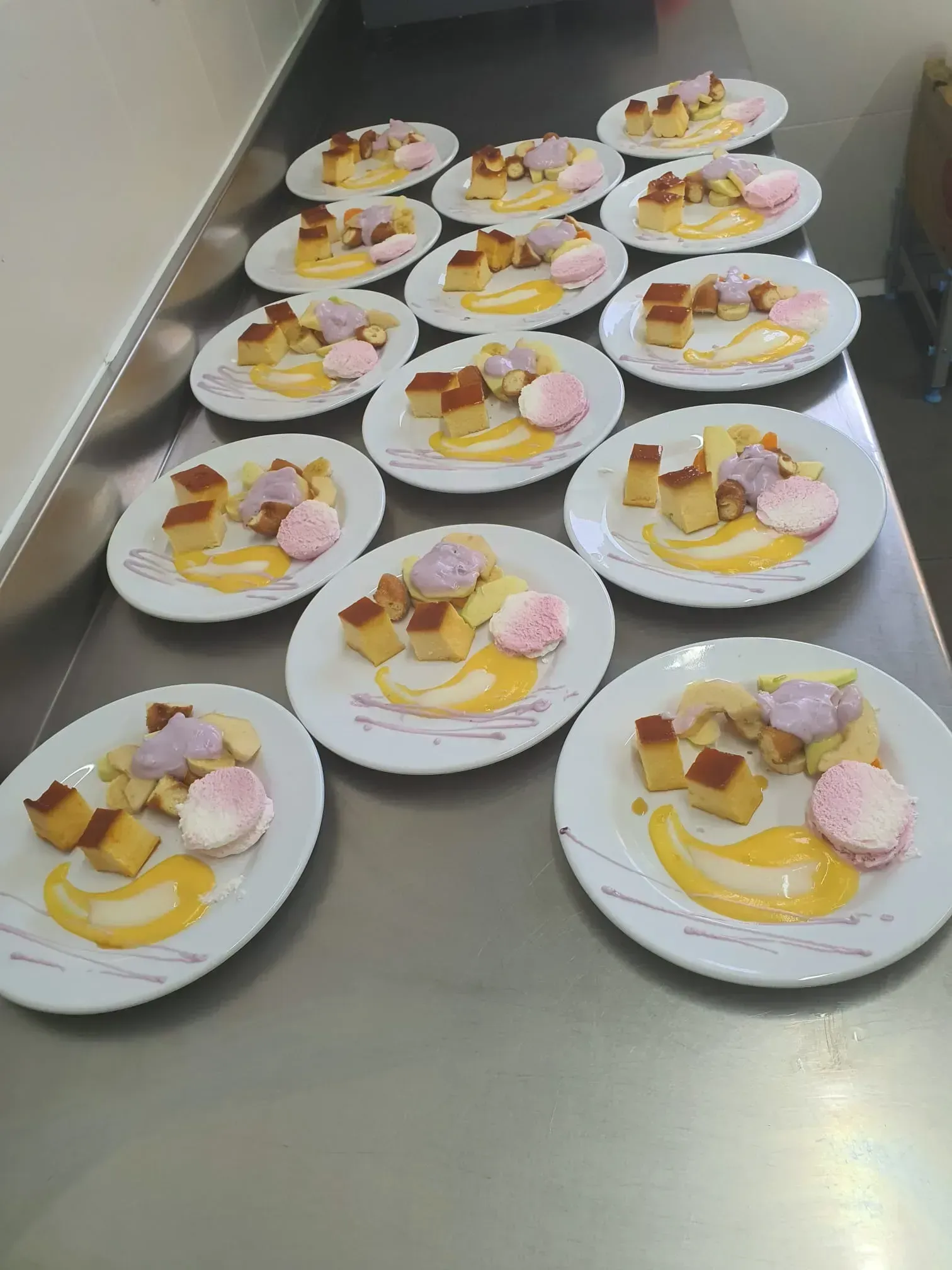 Un montón de platos con postres sobre un mostrador.