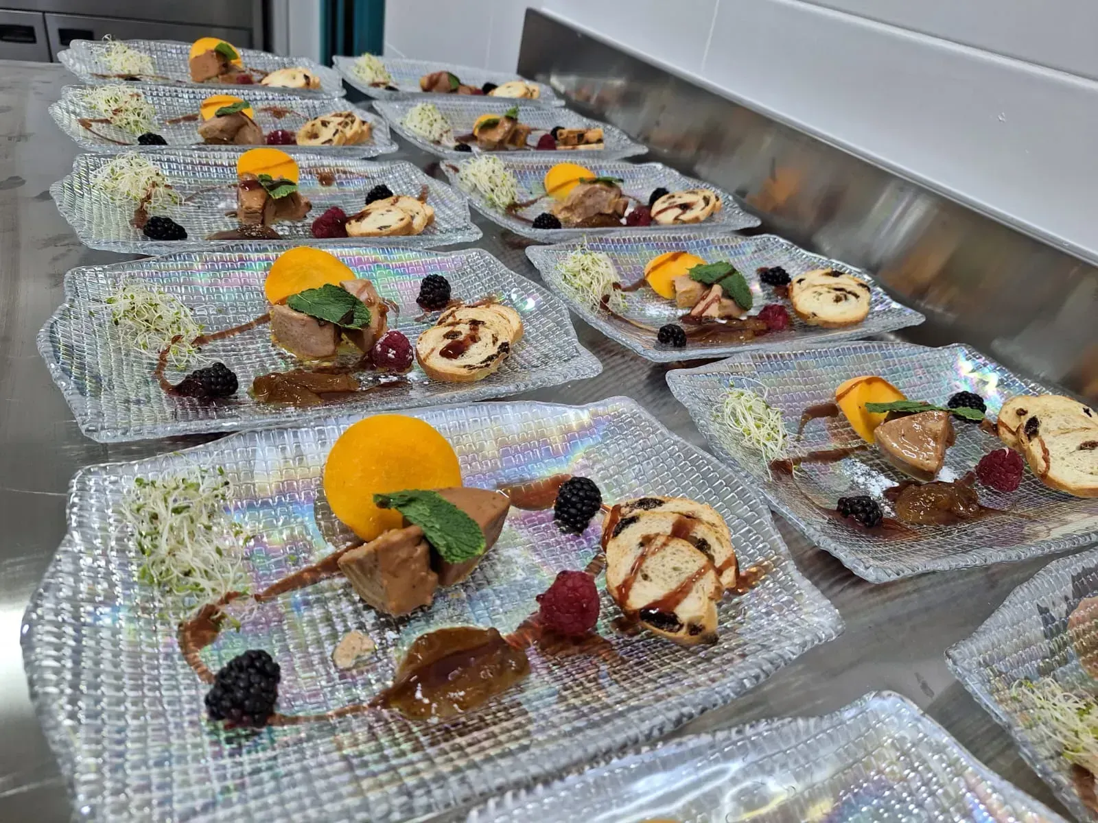 Un montón de platos de comida están alineados en un mostrador.