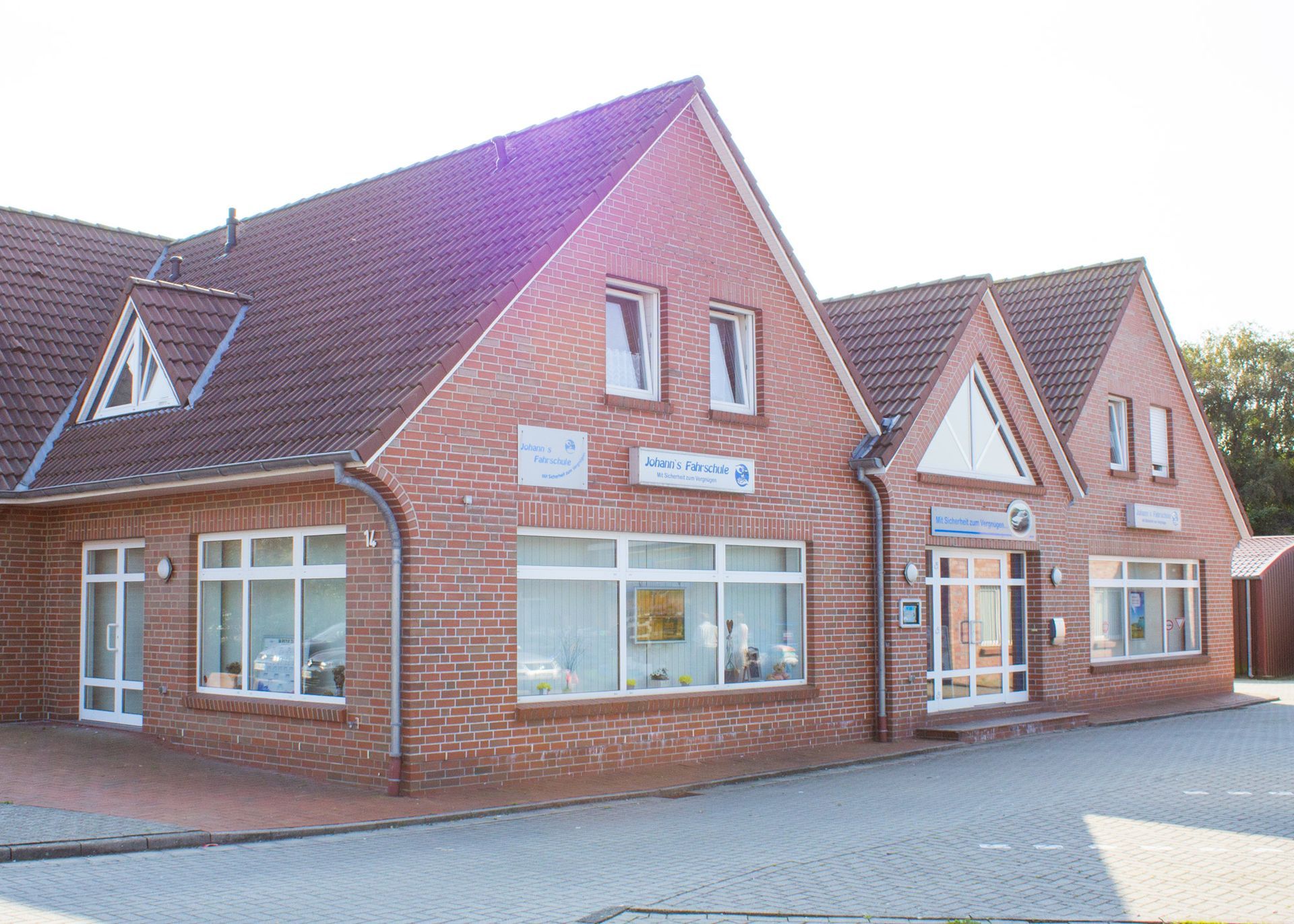 Ein Backsteingebäude mit einem violetten Dach und vielen Fenstern