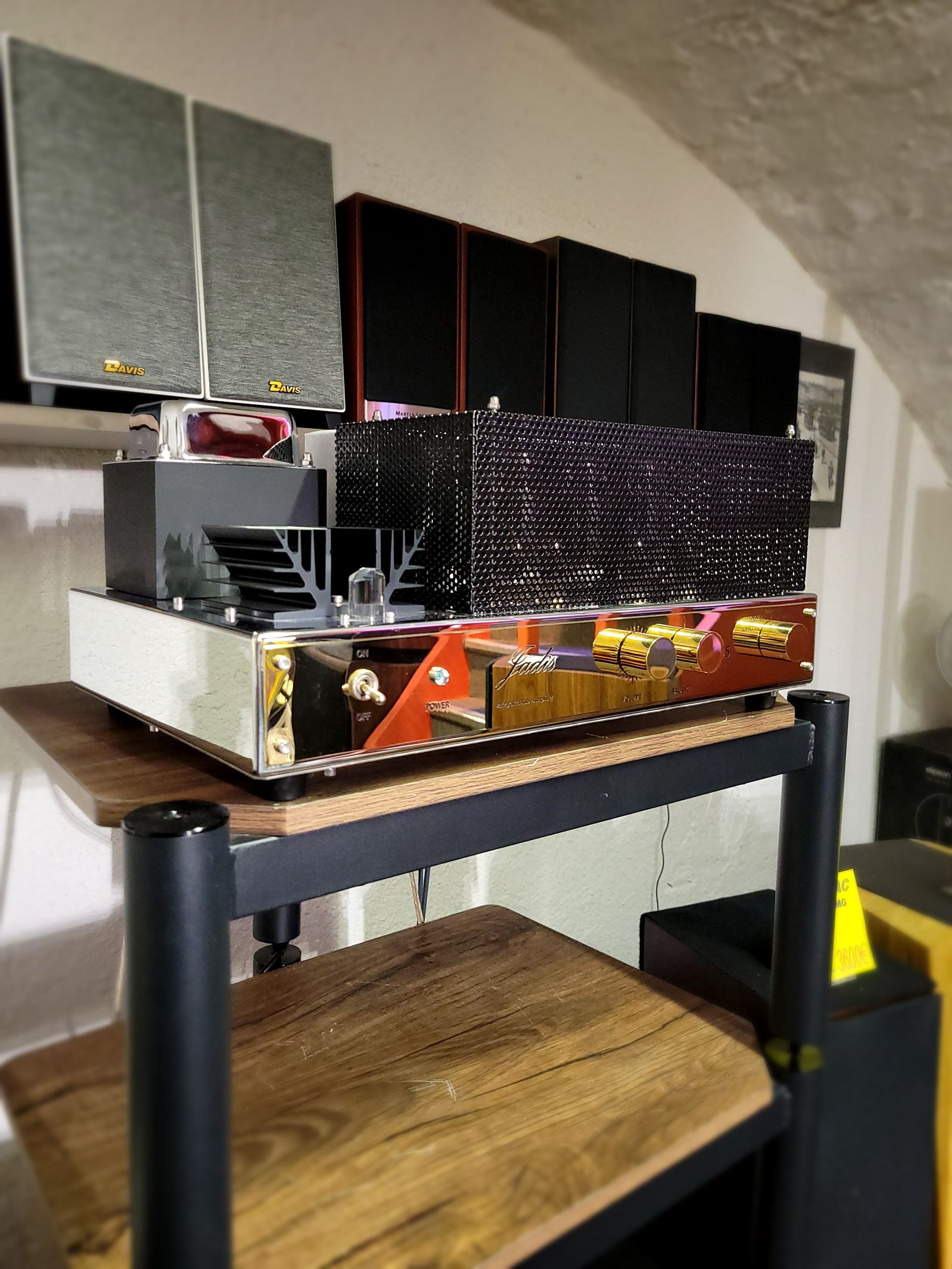 Amplificateur à tubes posé sur une table en bois