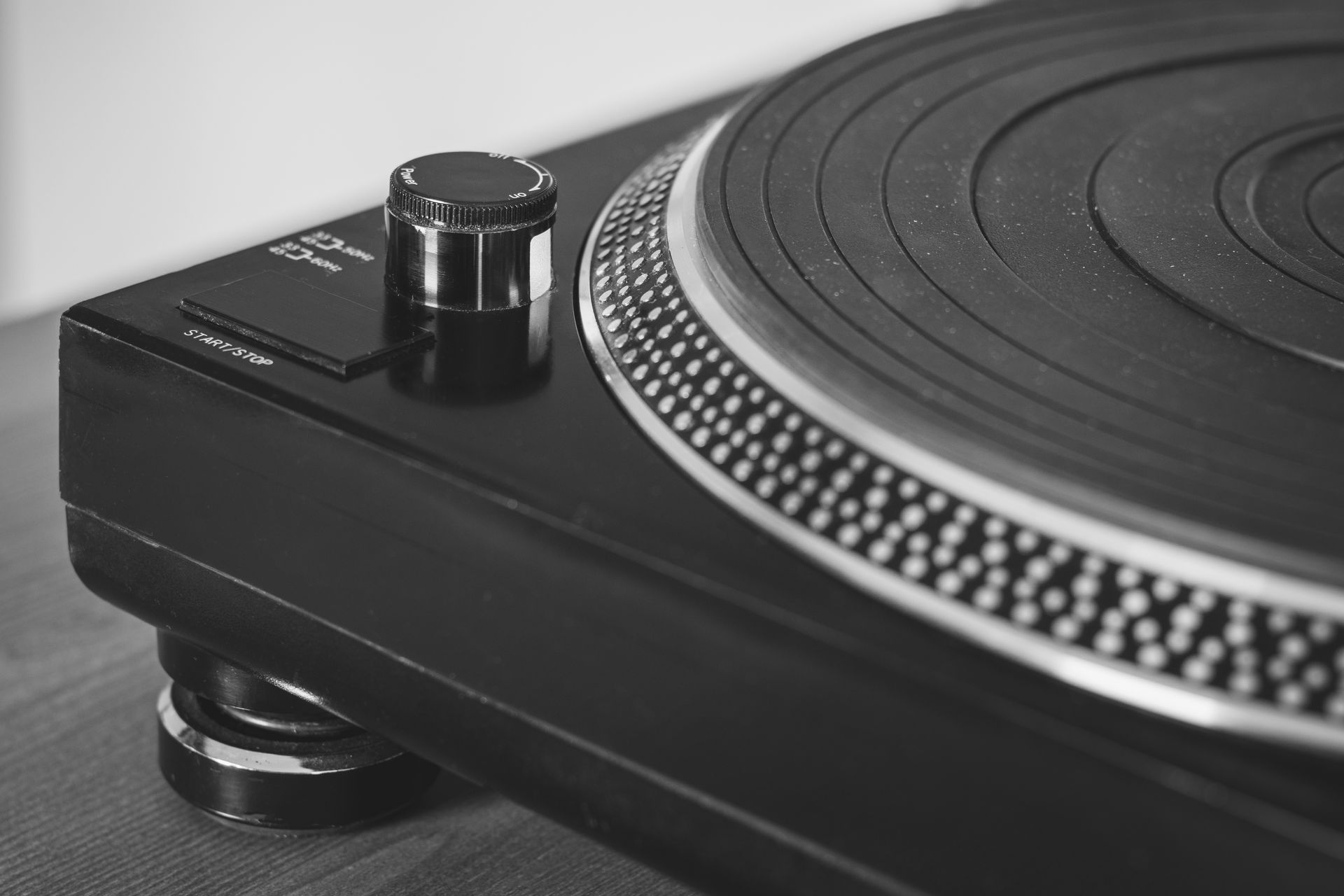 Zoom sur la plateforme d'une platine vinyle