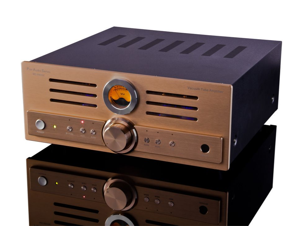Amplificateur noir avec façade dorée