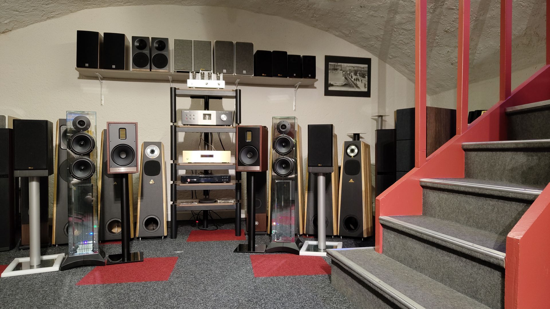 Salle souterraine présentant des enceintes colonnes derrière un escalier